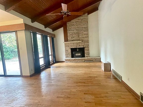 3rd image of 6 Roberts Ct