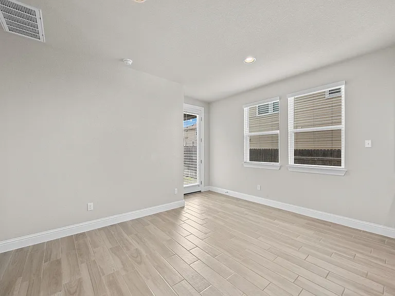 213 Graver St — Photo 10