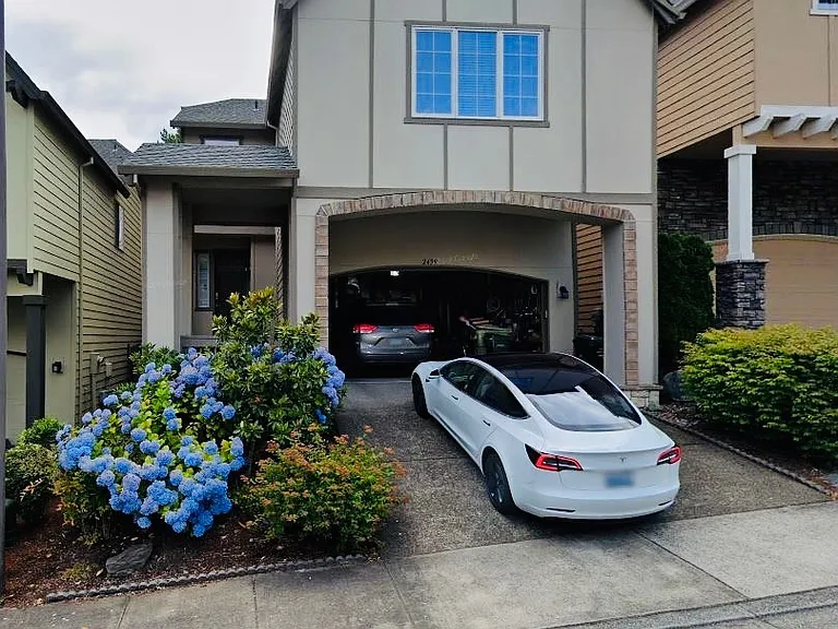 2459 NW Parnell Ter — Photo 1