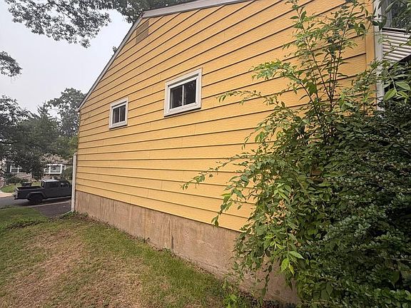 5th image of 210 Fern Ave