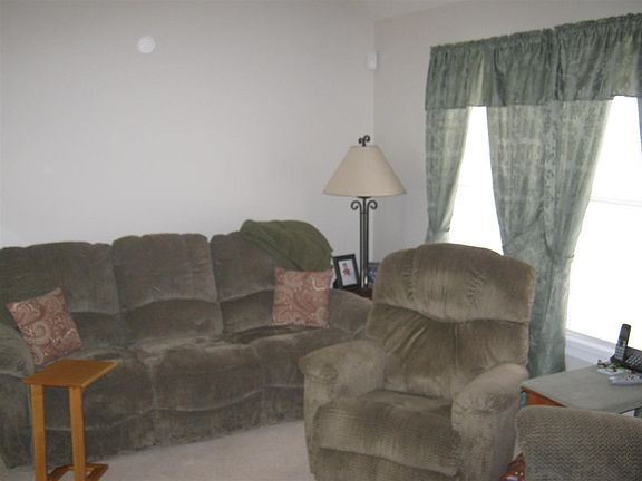 3rd image of 2810 Valley Dr