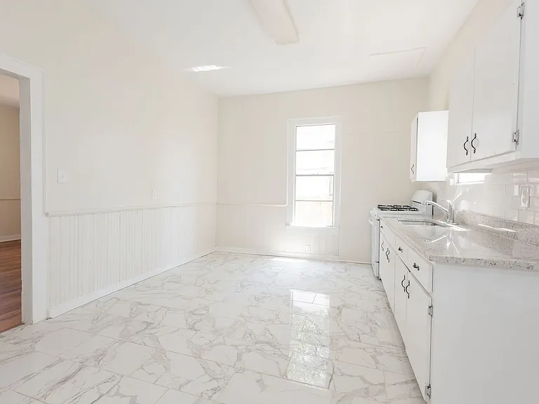 1018 W Broad St — Photo 12