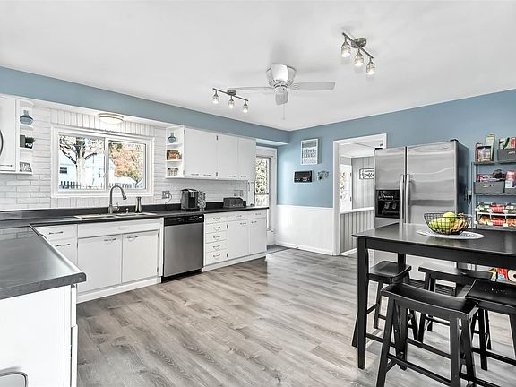 3rd image of 909 Barton Pl