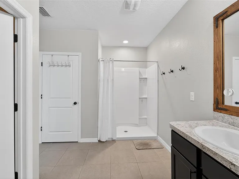 11176 Leland Groves Dr — Photo 34