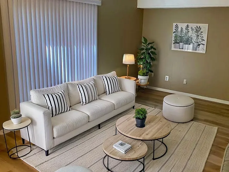 3105 Fairington Dr — Photo 1