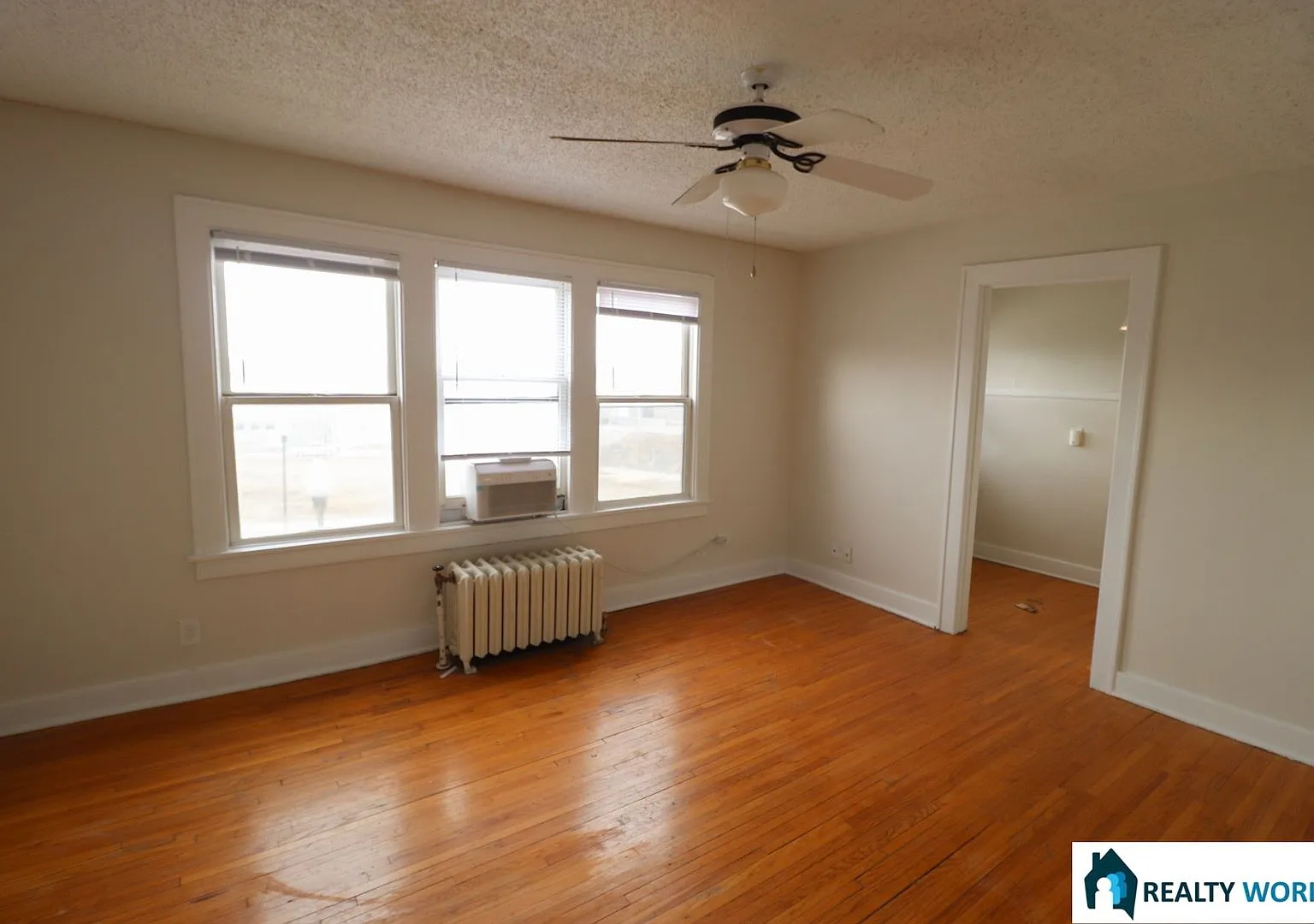 2406 J — Photo 2