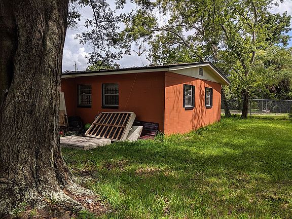 4th image of 3817 E Leonard Cir