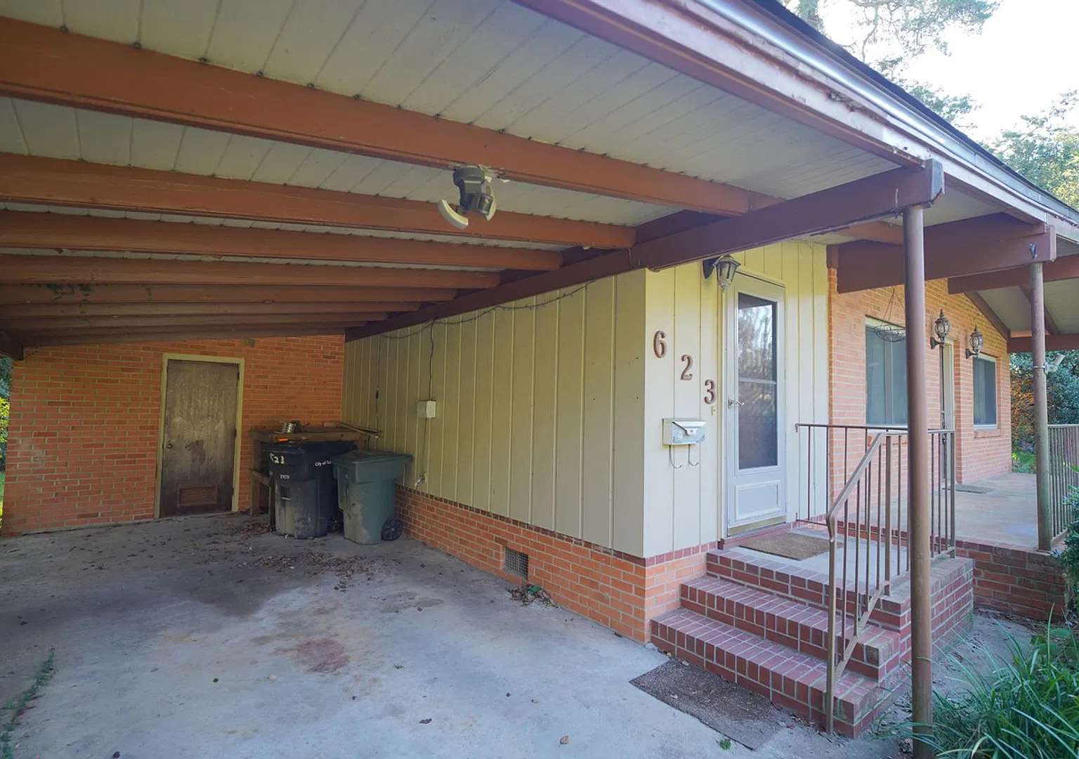 Secluded 3 BR / 2 BA home at end of cul-de-sac — Photo 2