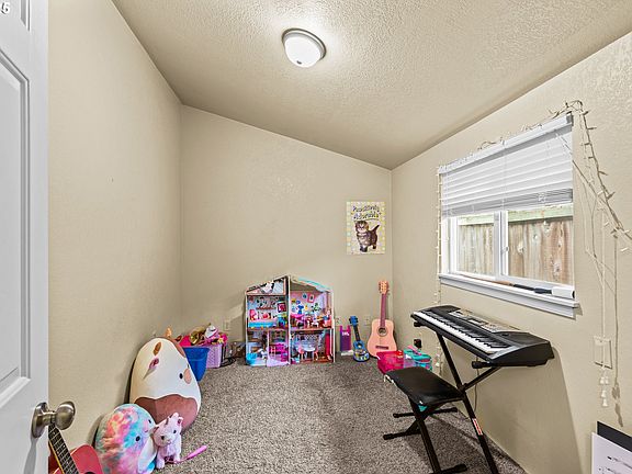 4th image of 1010 NE Malheur Ave