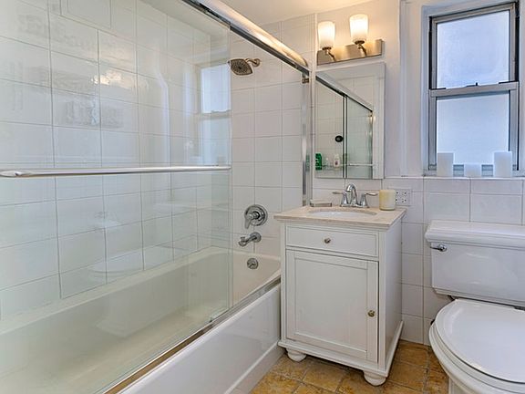 4th image of 333 E 43rd St APT 516