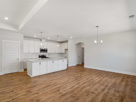 5th image of 122 Tiger Lily Dr