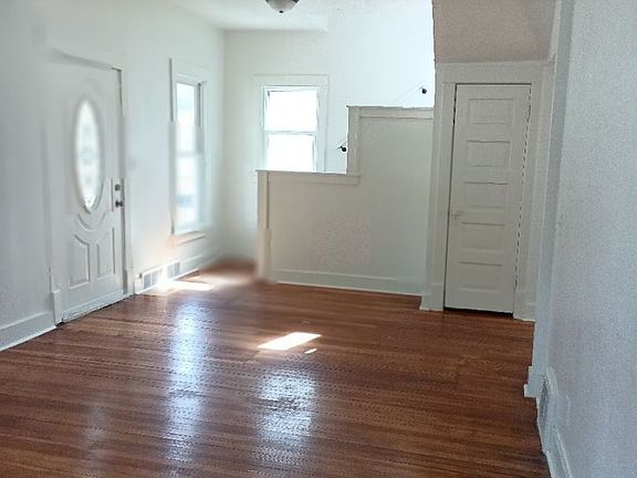 3rd image of 832 17th St