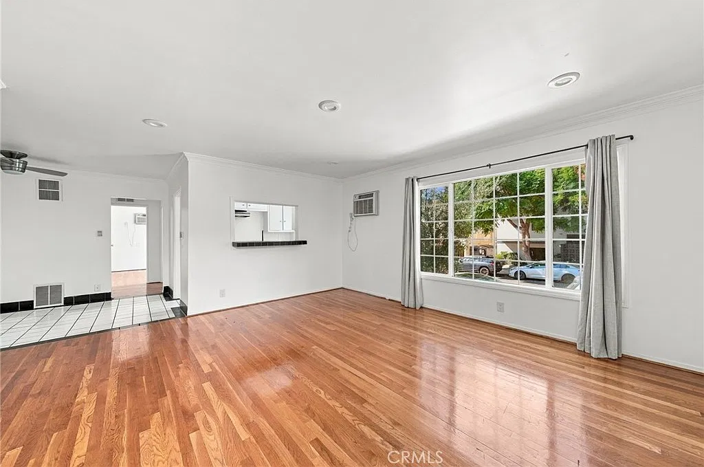 2 bed, 1000 sqft, $2,700 — Photo 2