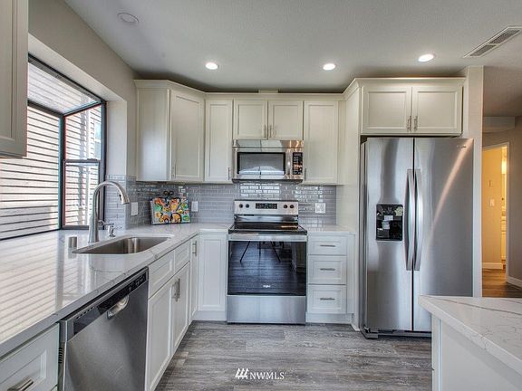 Updated kitchen with the modern flair!