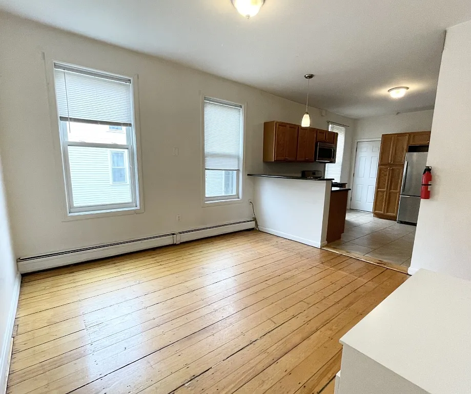 4 bed, $4,000 — Photo 2