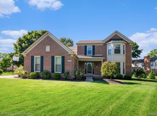 2407 Canoe Circle Dr, Lake Orion, MI 48360
