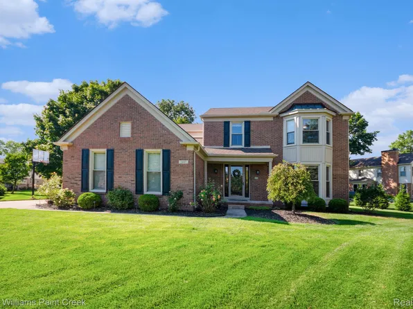 2407 Canoe Circle Dr, Lake Orion, MI 48360