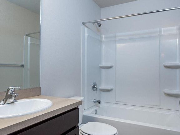 Bathroom (Downstairs)