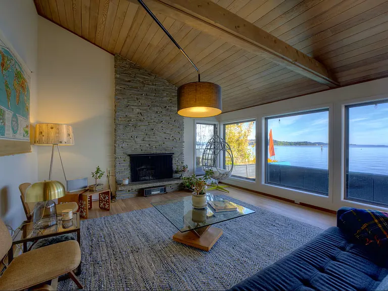 10835 Point Vashon Dr SW — Photo 2