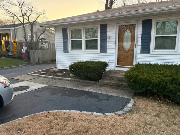 82 1st Ave, Kings Park, NY 11754