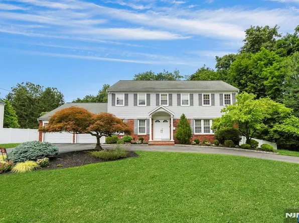56 Oshaughnessy Ln, Closter, NJ 07624