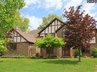 2977 Wynde Tree Dr, Seven Hills, OH 44131