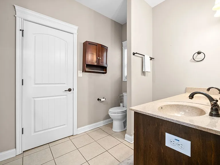 2226 Fairfax Dr — Photo 8