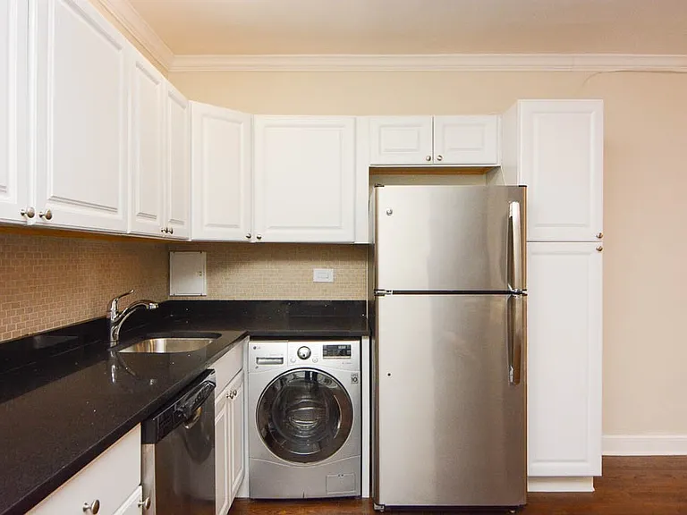 3345 N Marshfield Ave #803 — Photo 2