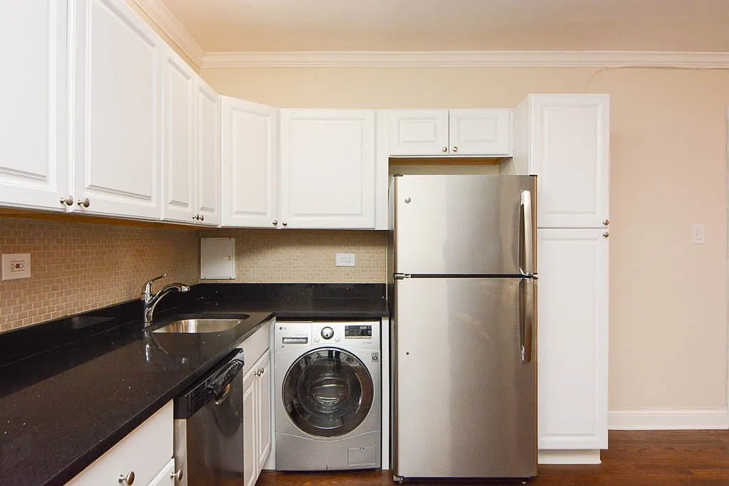 Building Photo - 3345 N Marshfield Ave #803