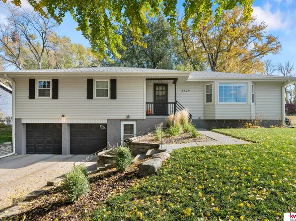 1529 Pinewood Cir, Omaha, NE 68144
