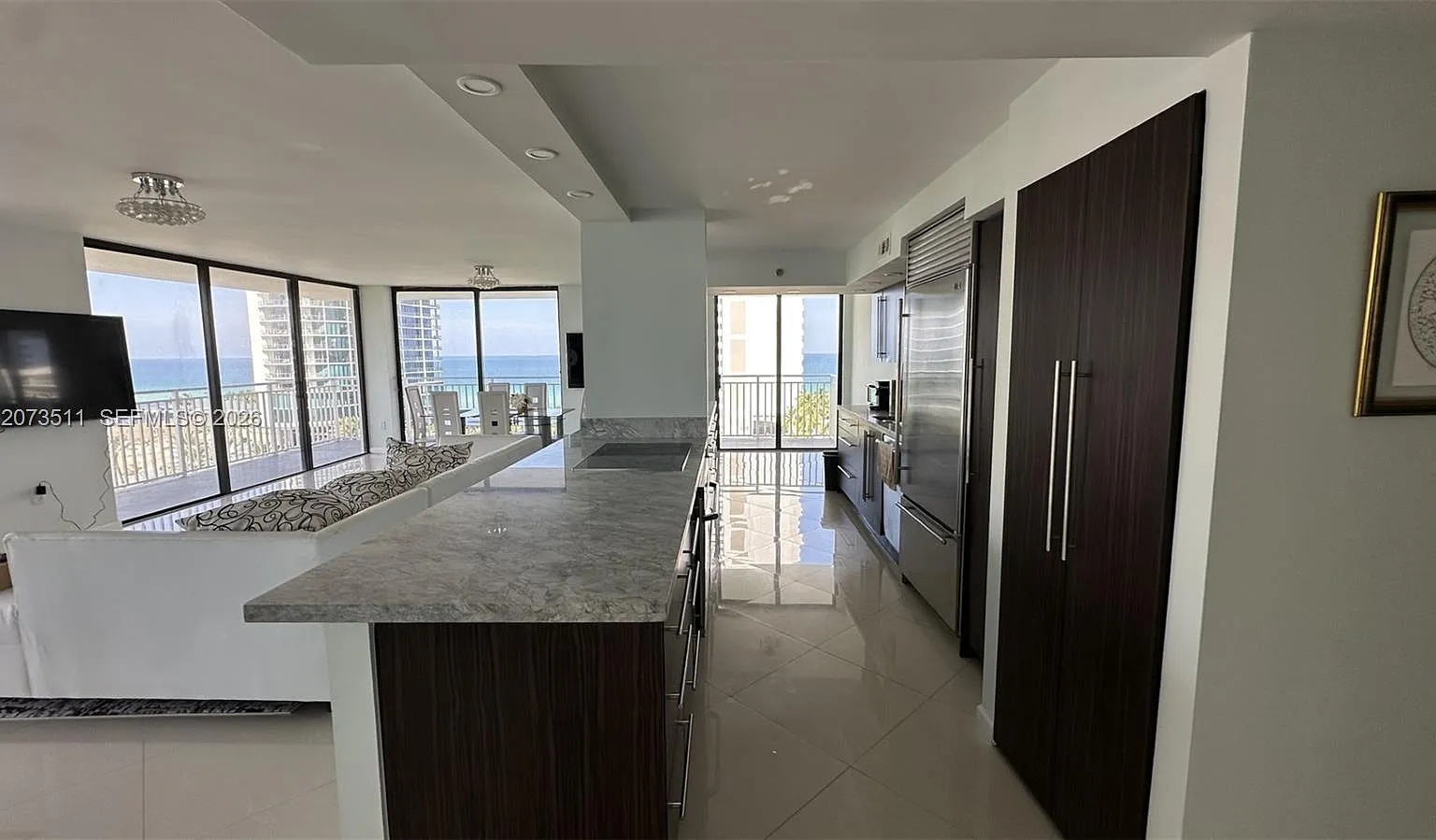 Winston Towers 600 Condo — Photo 1