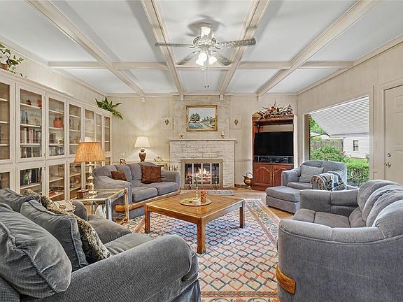 28th image of 103 E Dogwood St