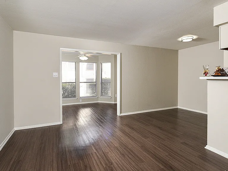 Cricket Hollow Apartments — Photo 28