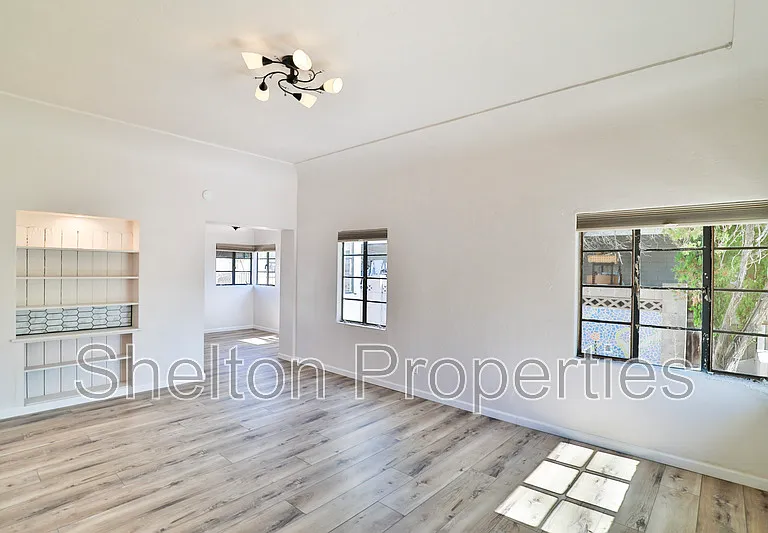 1802 N Laurel Ave — Photo 7