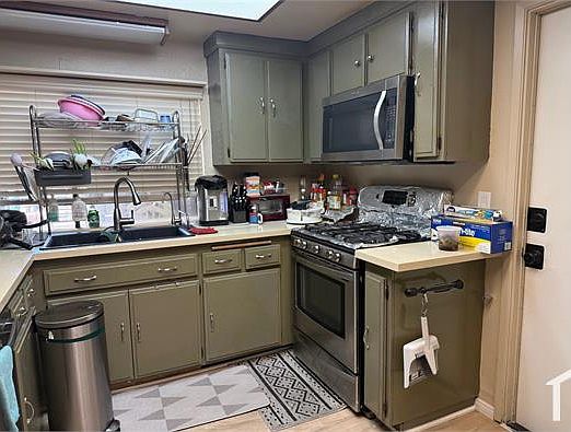1st image of 880 Crenshaw Dr