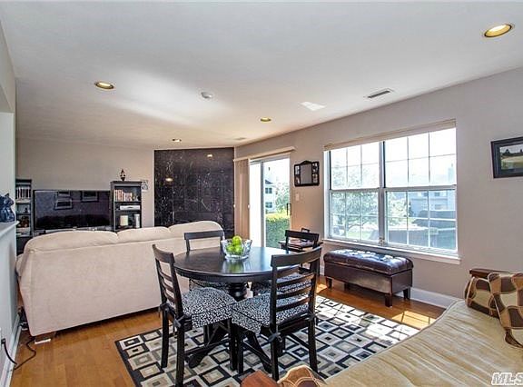 4th image of 74 Thomas Ln