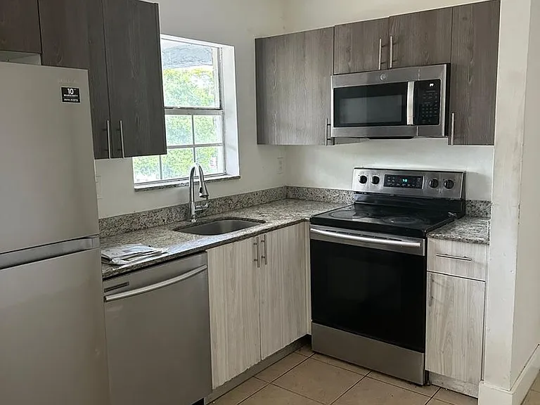 920 SE 2nd Ave — Photo 1