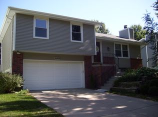 5930 Queens Dr, Lincoln, NE 68516
