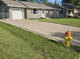 713 Dublin Dr, Papillion, NE 68046