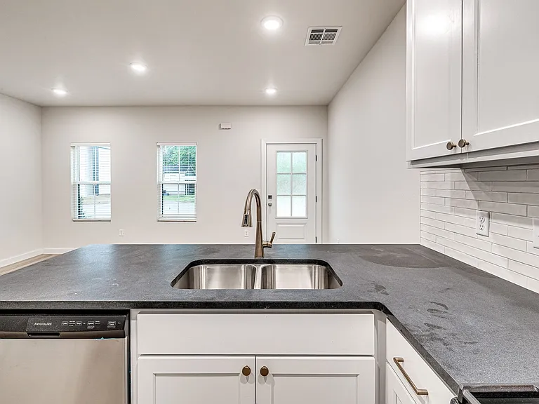612 W 2nd St #100 — Photo 20
