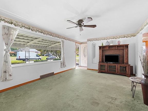 5th image of 125 White Oak Dr