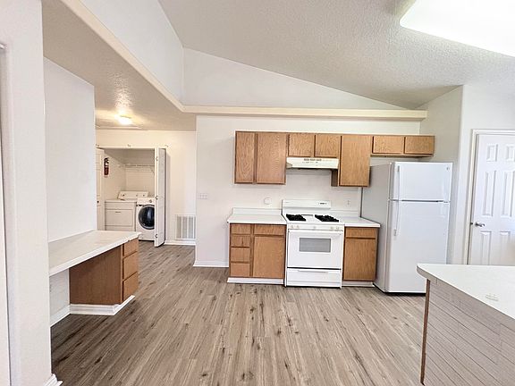 4th image of 1469 N Cedar Blvd
