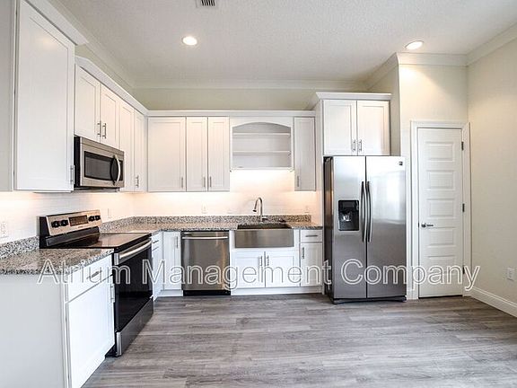 3rd image of 109 S Boyd St #204