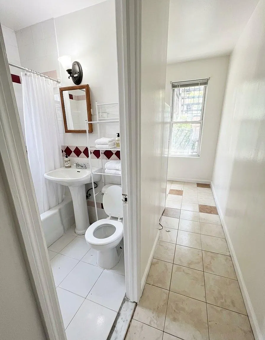 3 bed, 1.0 bath, 2488 sqft, $3,200 — Photo 2