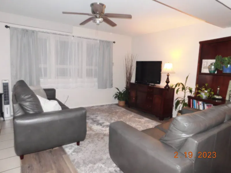 Cute 1 Bedroom — Photo 2