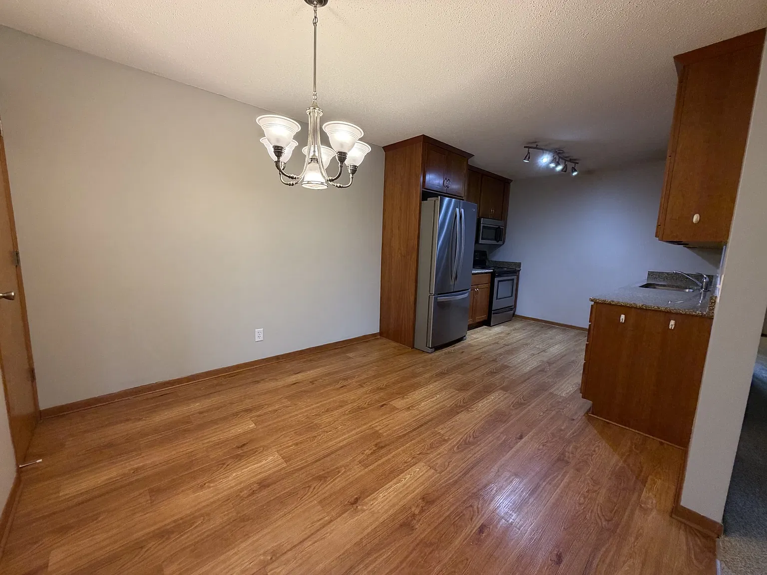 2 bed, 988 sqft, $1,695 — Photo 2