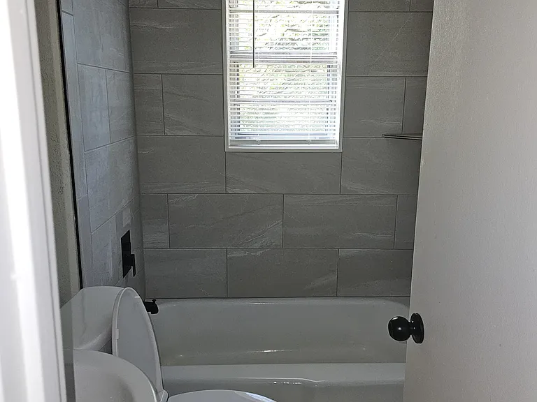 404 E Gilmore St — Photo 5