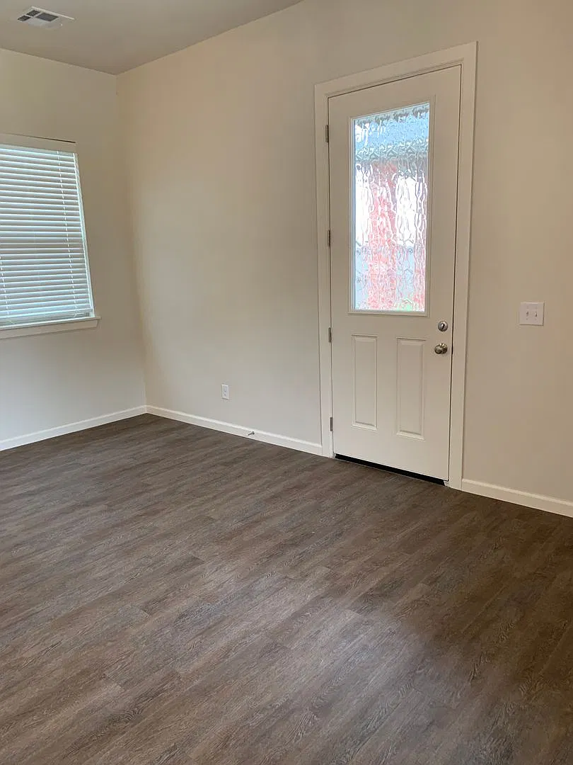3 bedroom, 2.5 bathroom, 2 car garage Gated Neighborhood — Photo 3