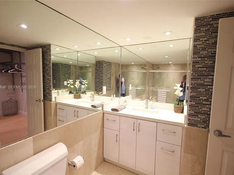 5161 Collins Ave #1004 — Photo 25