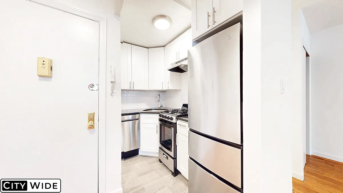 Building Photo - 947 1st Ave #16